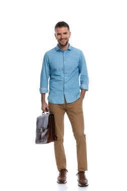 Gülümseyen ve davasını beyaz arka planda tutan mutlu genç adam.