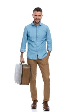 Elinde bavulları olan mutlu orta yaşlı bir adam tatile çıkıyor ve tatilinin tadını çıkarıyor. 