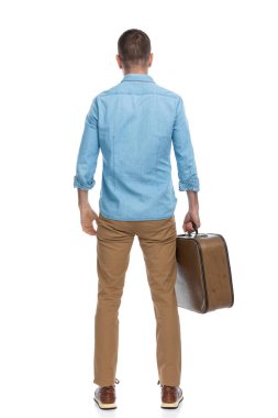 40 'lı yaşlardaki sıradan bir adamın beyaz arka planda dururken valizini alıp iş görüşmesi için kasabadan ayrılması.