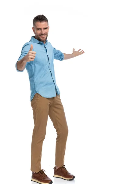 Boční Pohled Šťastný Muž Džínové Košili Porcelánové Kalhoty Tenisky Dělat — Stock fotografie