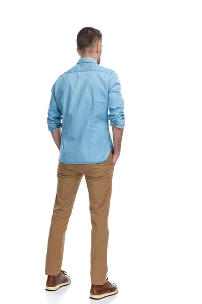 Pohledem Ležérní Mladý Chlap Nosí Džínové Tričko Kalhoty Tenisky Drží — Stock fotografie