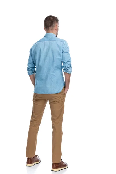 Detrás Vista Joven Casual Con Camisa Mezclilla Pantalones Chinos Zapatillas — Foto de Stock