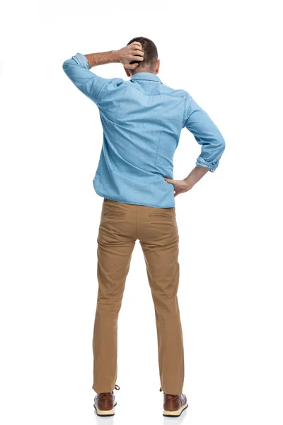 Zadní Pohled Mladého Muže Džínové Košili Škrábání Hlavy Přemýšlení Řešení — Stock fotografie