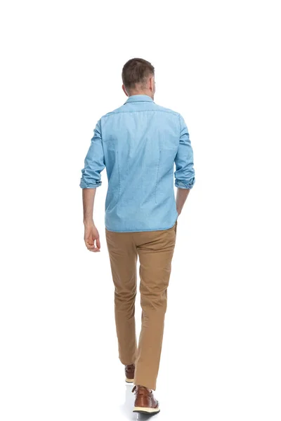 Vista Posteriore Uomo Capelli Grizzled Camicia Jeans Piedi Isolato Sfondo — Foto Stock