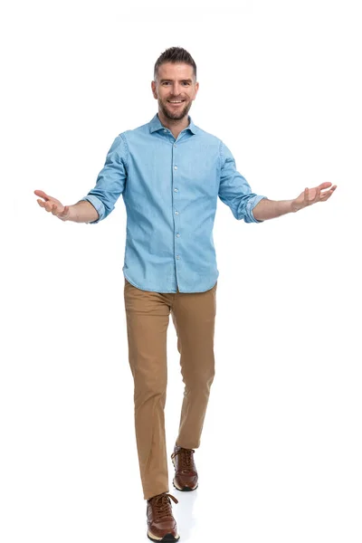 Homem Sorridente Camisa Jeans Sendo Feliz Abrindo Braços Acolhedor Fundo — Fotografia de Stock