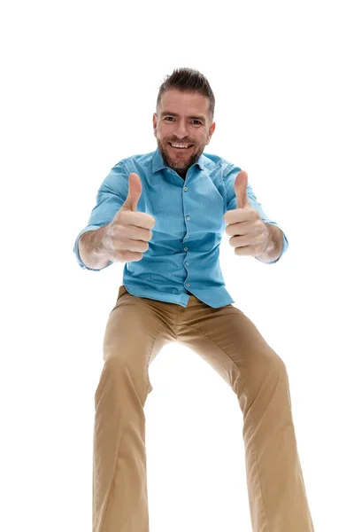 Niski Kąt Widzenia Szczęśliwy Człowiek Pokazując Kciuki Górę Znak Uśmiech — Zdjęcie stockowe