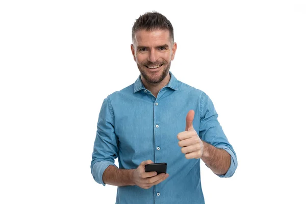 Ritratto Ragazzo Dai Capelli Grigi Sorridente Con Telefono Mano Che — Foto Stock