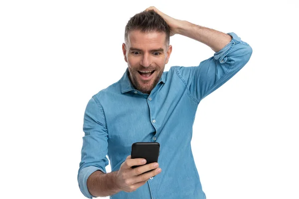 Surprised Grizzled Haired Man Scratching Head Being Little Confused Reading — Stock Photo, Image