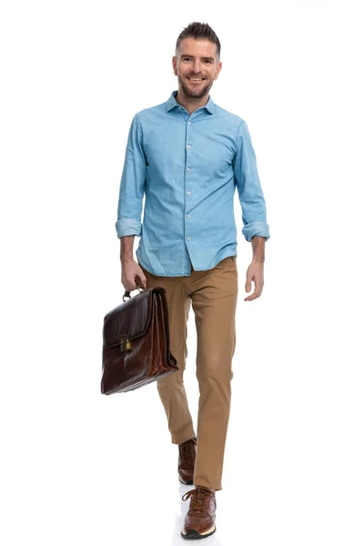 Nieogolony Mężczyzna Średnim Wieku Dżinsowej Koszuli Trzymający Walizkę Uśmiechający Się — Zdjęcie stockowe
