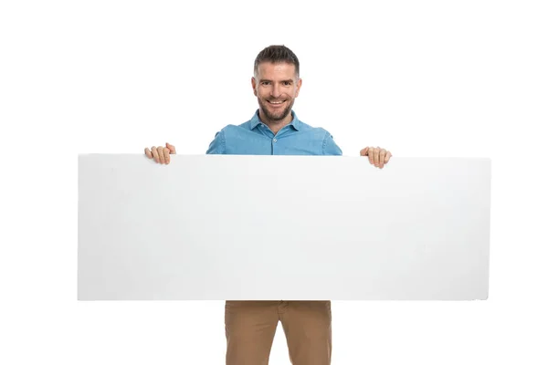 Tipo Pelo Canoso Feliz Con Barba Sosteniendo Mostrando Publicidad Cartelera — Foto de Stock