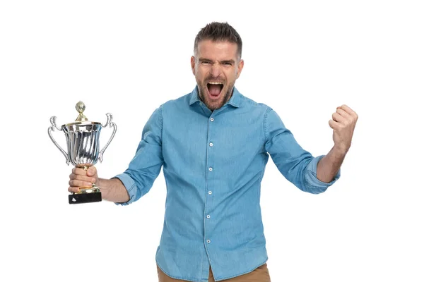 Enthousiaste Man Denim Shirt Met Zilveren Beker Vieren Van Overwinning — Stockfoto
