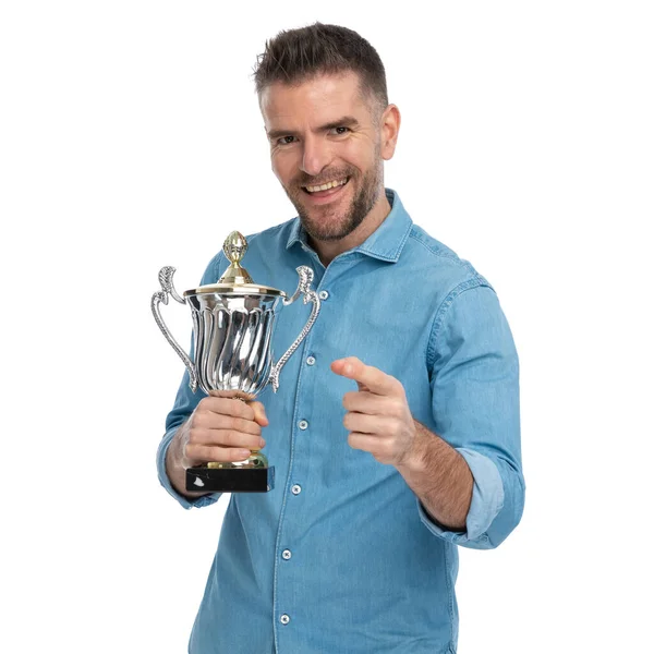 Winnaar Middelbare Leeftijd Man Met Trofee Wijzende Vinger Glimlachen Witte — Stockfoto
