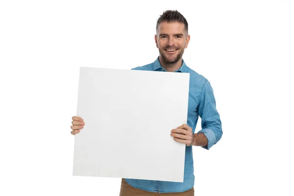 Trotse Ongeschoren Man Holding Board Het Tonen Van Reclame Terwijl — Stockfoto