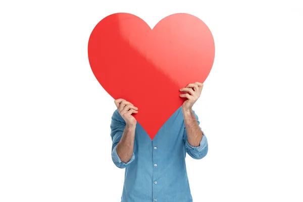 Muž Džínové Košili Pokrývající Tvář Velkým Červeným Srdcem Valentýna Bílém — Stock fotografie