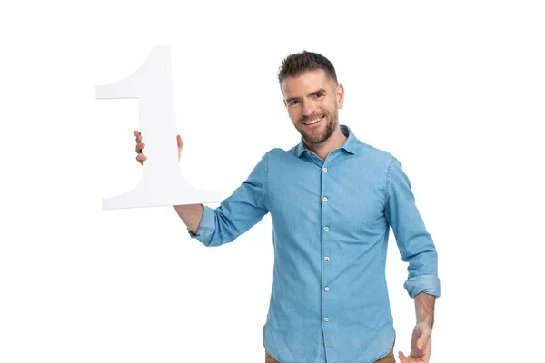 Bonito Feliz Homem Denim Camisa Segurando Número Sendo Campeão Sorrindo — Fotografia de Stock