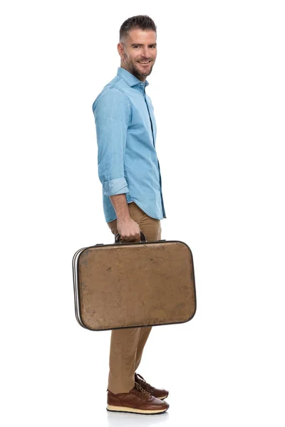 穿着斜纹棉布衬衫 背着行李排队买票度假 休息几天 环游世界的快乐家伙 — 图库照片