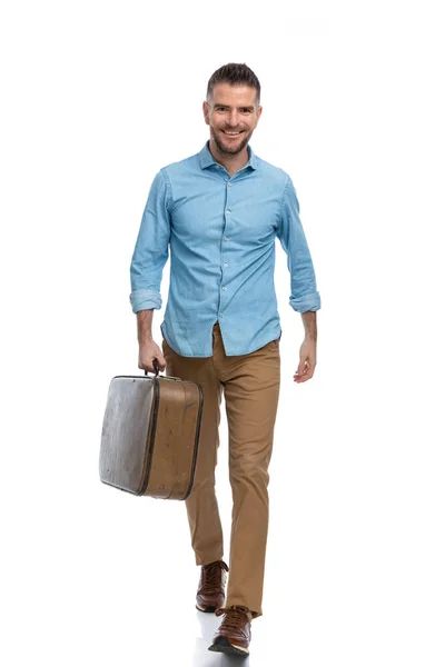 Enthousiaste Man Met Bagage Nemen Dagen Vrij Van Het Werk — Stockfoto