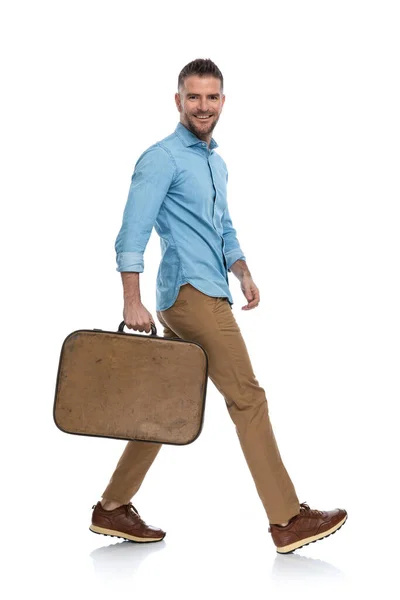 Seitenansicht Eines Sexy Jungen Mannes Jeanshemd Der Gepäck Hält Freie — Stockfoto
