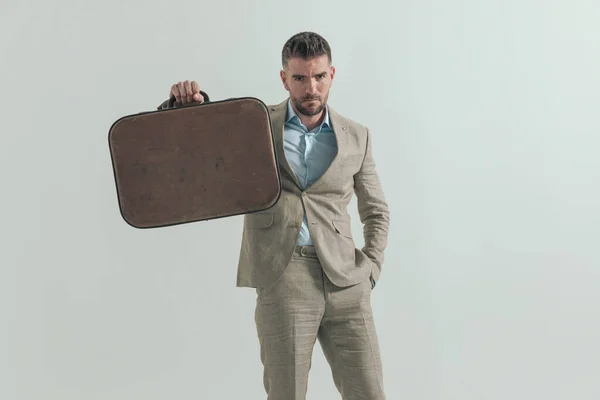 Mann Mittleren Alters Mit Einer Hand Der Tasche Die Gepäck — Stockfoto