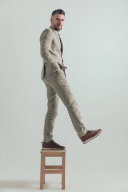 Genç iş adamının rahatlık alanından çıkıp bir sürü büyük fırsatla yeni bir hayata başlamasının tüm vücudu. 