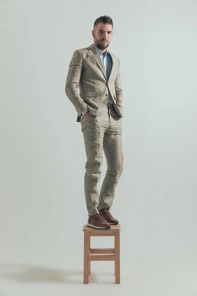 Ganzkörperbild Eines Gutaussehenden Mannes Den Vierzigern Der Auf Einem Holzstuhl — Stockfoto