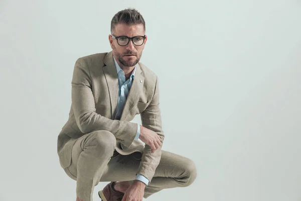 Empresário Sexy Terno Com Camisa Colarinho Aberto Óculos Agachado Segurando — Fotografia de Stock