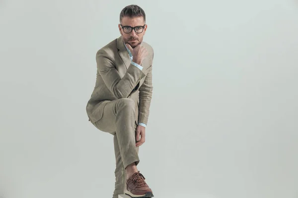 Hombre Negocios Inteligente Con Anteojos Tomados Mano Barbilla Pensando Trabajo — Foto de Stock