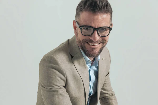 Joven Feliz Con Barba Usando Gafas Sonriendo Delante Fondo Gris — Foto de Stock