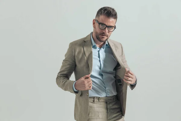 Sexy Uomo Affari Con Barba Apertura Regolazione Vestito Essere Fiducioso — Foto Stock