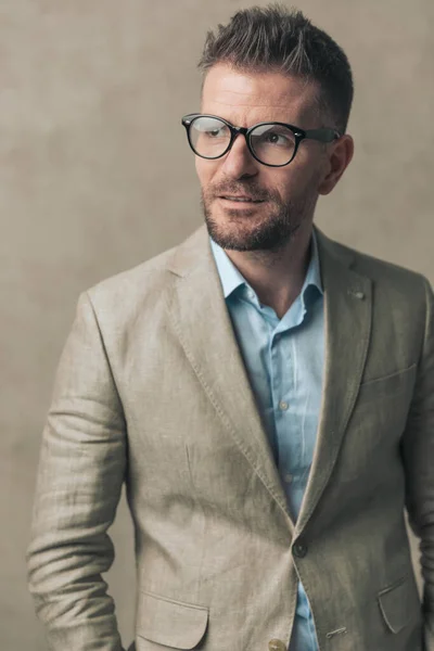 眼鏡をかけスーツを着たハンサムな実業家の肖像画です — ストック写真