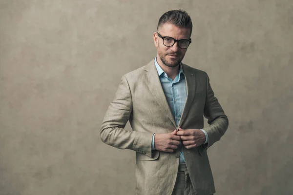 Machão Empresário Fixando Seu Casaco Vestindo Óculos Posando Com Olhar — Fotografia de Stock