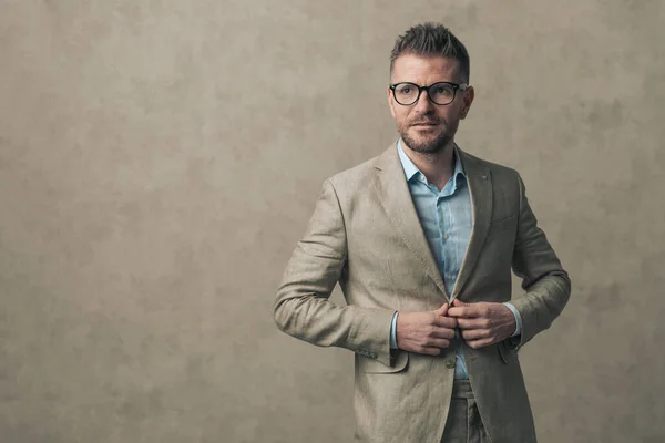 Attraktive Geschäftsmann Schließt Seinen Anzug Trägt Eine Brille Und Posiert — Stockfoto