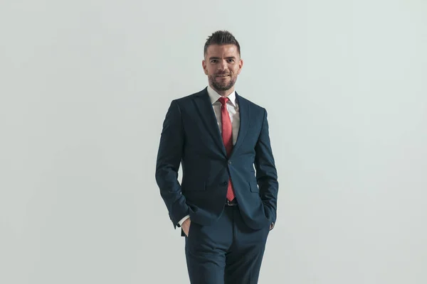 Szczęśliwy Elegancki Biznesmen Granatowym Garniturze Czerwonym Krawatem Uśmiechnięty Trzymający Się — Zdjęcie stockowe