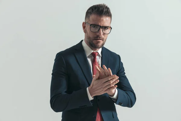 Sexy Mężczyzna Okularach Brodzie Dotykając Pocierając Dłonie Przygotowuje Się Pracy — Zdjęcie stockowe
