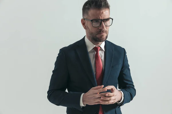 Hombre Negocios Inteligente Sus Cuarenta Años Con Gafas Tocando Las — Foto de Stock