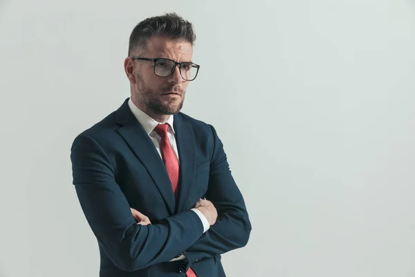 Retrato Homem Cabelo Grisalho Com Óculos Dobrando Braços Olhando Para — Fotografia de Stock