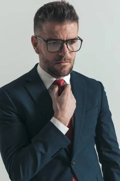 Retrato Hombre Negocios Sin Afeitar Cuarenta Años Con Gafas Mirando —  Fotos de Stock