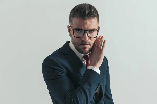 Porträtt Seriös Man Med Skägg Och Glasögon Som Täcker Ansiktet — Stockfoto