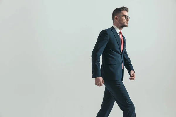 Vista Lateral Del Elegante Hombre Mediana Edad Traje Con Gafas — Foto de Stock