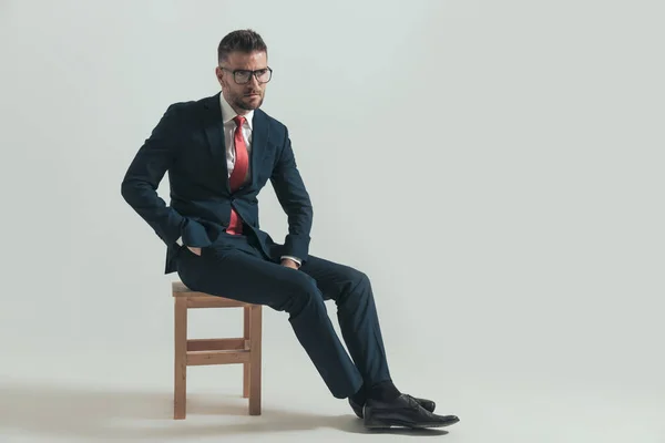 Elegante Ragazzo Barbuto Abito Con Gli Occhiali Guardando Altrove Mentre — Foto Stock