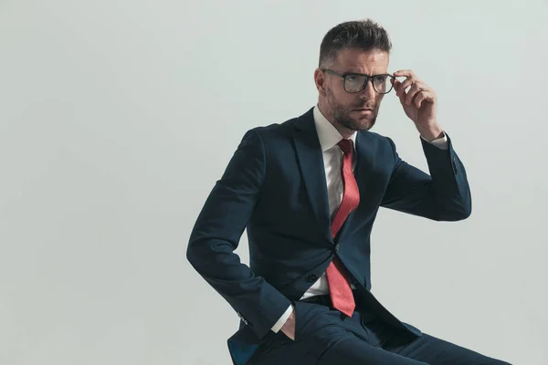 Vista Lateral Del Hombre Sentado Unos Cuarenta Años Mirando Hacia — Foto de Stock