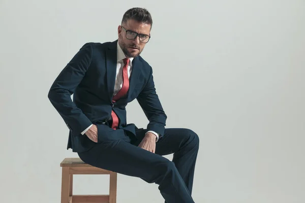 Vista Lateral Empresário Sentado Com Óculos Mão Bolso Posando Frente — Fotografia de Stock