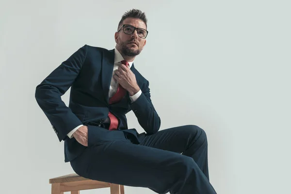 Hombre Negocios Guapo Con Gafas Traje Mirando Hacia Arriba Ajustando — Foto de Stock