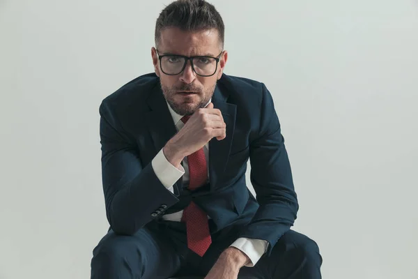 Porträtt Sexig Medelålders Affärsman Med Glasögon Som Håller Armbågar Knä — Stockfoto