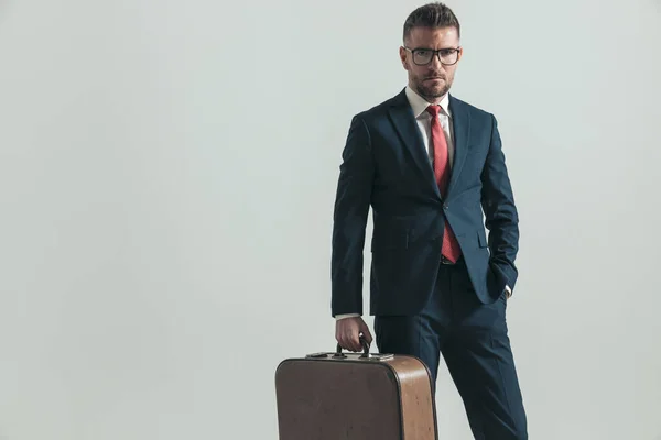 自信优雅的男人 四十多岁 提着行李 在工作室里摆出一副灰色的样子 — 图库照片