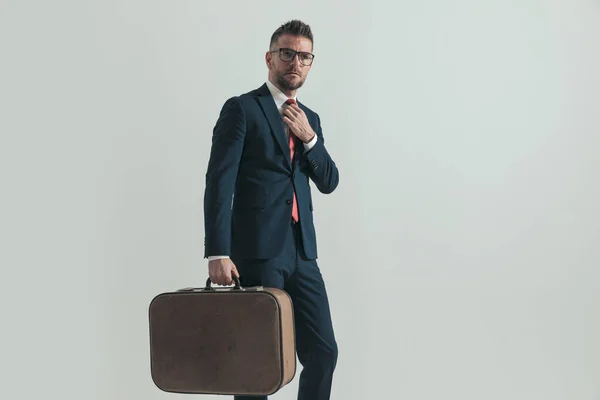 Elegante Hombre Negocios Con Equipaje Que Conferencia Trabajo Ajustar Corbata — Foto de Stock