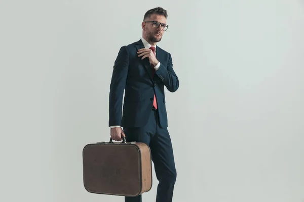 Empresário Sexy Com Óculos Segurando Bagagem Viajando Fixando Terno Olhando — Fotografia de Stock
