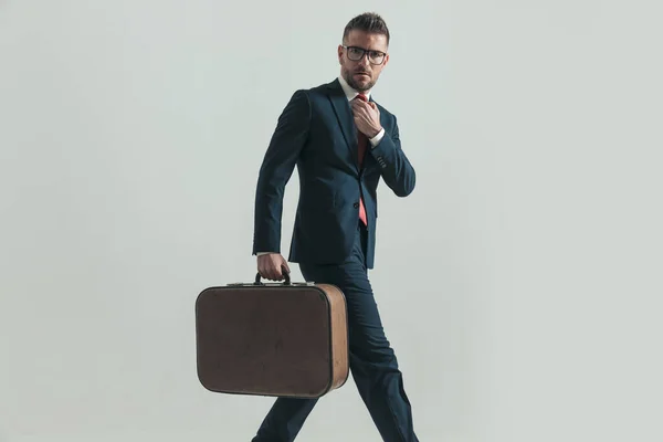 Vista Lateral Del Hombre Barbudo Con Gafas Ajustando Corbata Sujetando — Foto de Stock