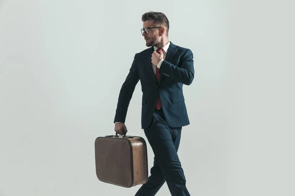 Empresario Apresurado Con Corbata Fijación Equipaje Mirando Por Encima Del — Foto de Stock