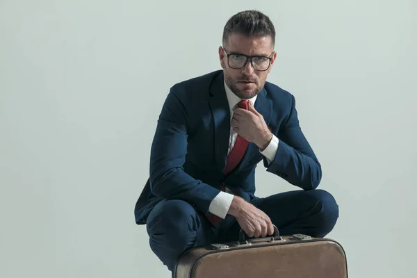 Geduckt Geschäftsmann Mittleren Alters Anzug Mit Roter Krawatte Und Vor — Stockfoto